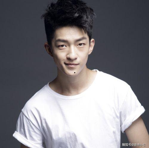 在娱乐圈吃瓜的小说男主,瓜田里的霸道总裁